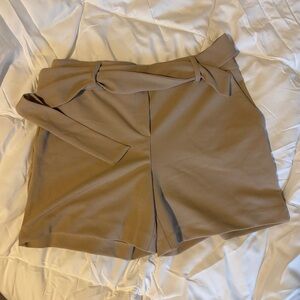 Flowy Buisness Casual Crème colored shorts